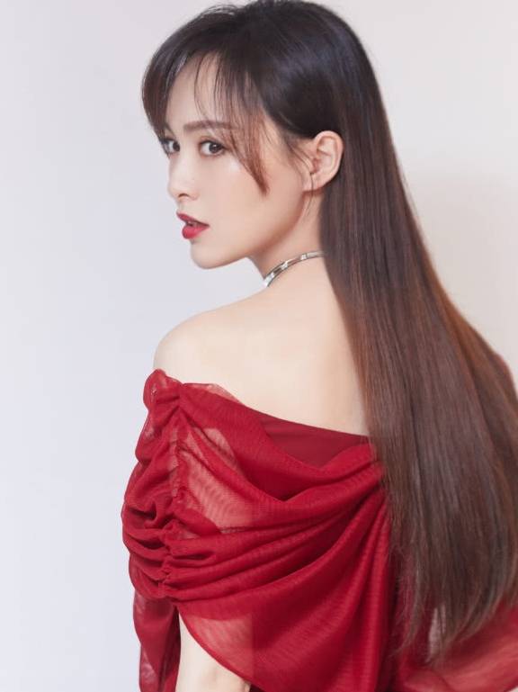 质地|唐嫣这件“蝴蝶”红裙看上去就不便宜，丝料质地上身朦胧又性感