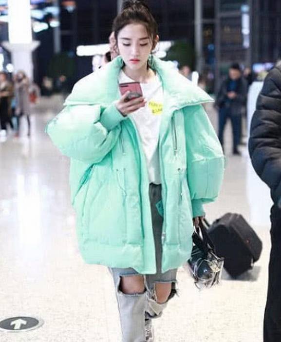 面包|唐艺昕亮相机场!穿糖果色面包服配破洞牛仔裤,时髦又减龄