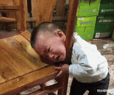 原创姑娘太尴尬后面的大爷都看傻了在公众场合不要穿成这个样子