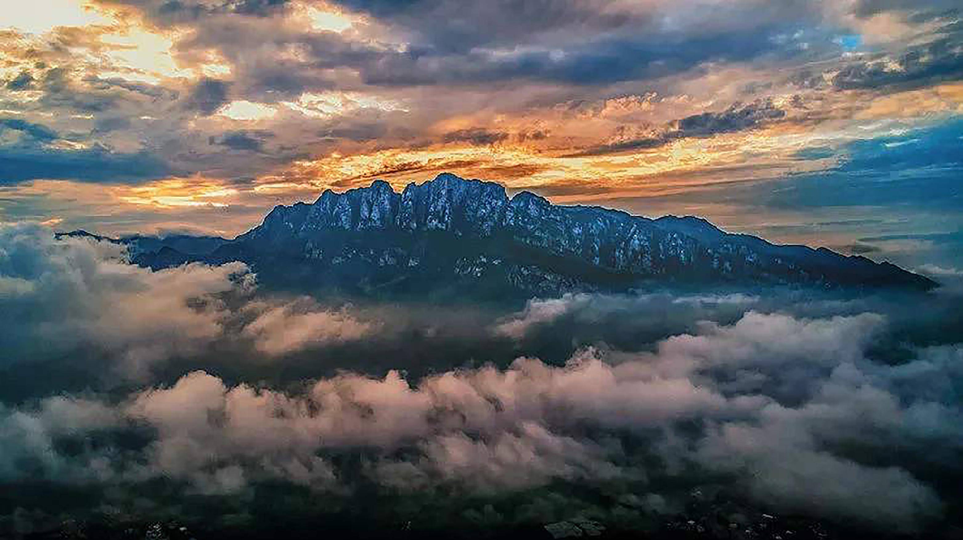 五老峰,是庐山最著名的山峰之一,位于牯岭街东南9公里,主峰海拔1358