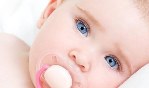 宝宝|就知道该如何做了到底该不该给孩子用安抚奶嘴？看看它的利与弊