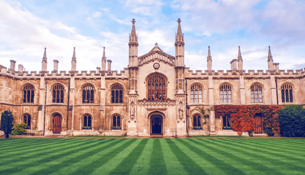 holly就是这样一个学霸, 她曾在剑桥大学获得全校第一,连续两年得到
