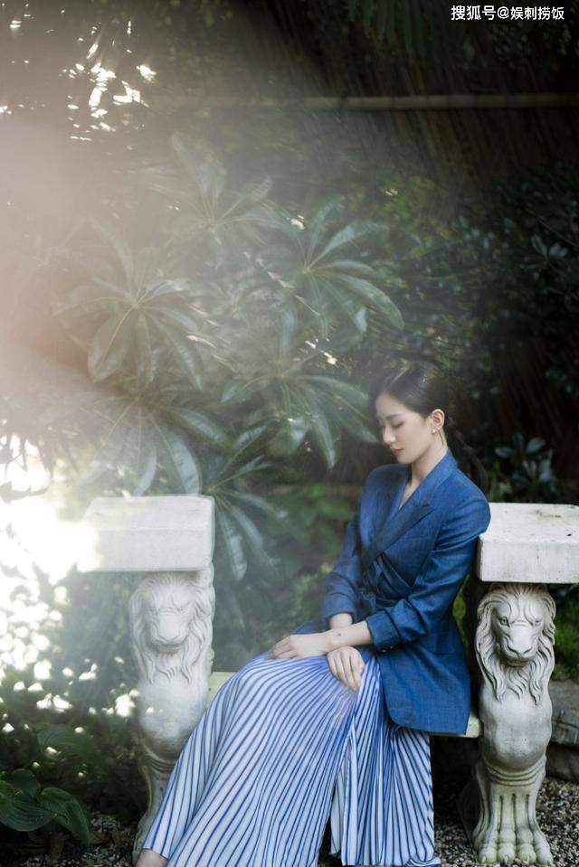 都美|刘诗诗产后每次现身都美出新高度，一身蓝色静谧典雅气质满分