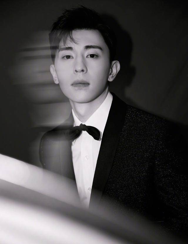 婚礼|原创邓伦当伴郎高清照曝光，婚礼上哭成泪人，拿纸巾擦眼泪变小哭包