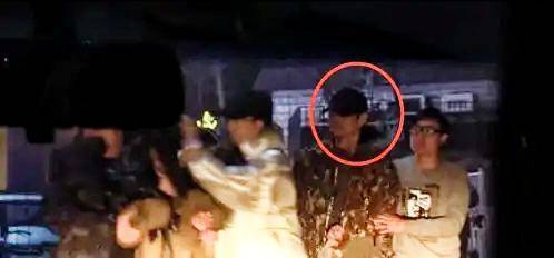 美女|原创王凯匆忙赶路被拍，原来是与两位美女聚餐，网友猜测其有新恋情