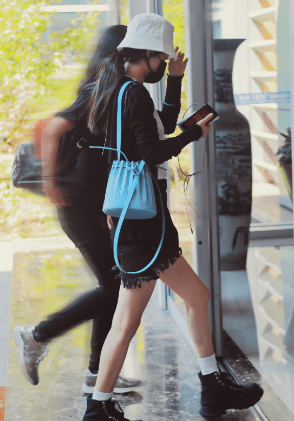 柯基|天不怕地不怕，就怕赵丽颖穿马丁靴？别人穿显腿细，她却秀出柯基腿