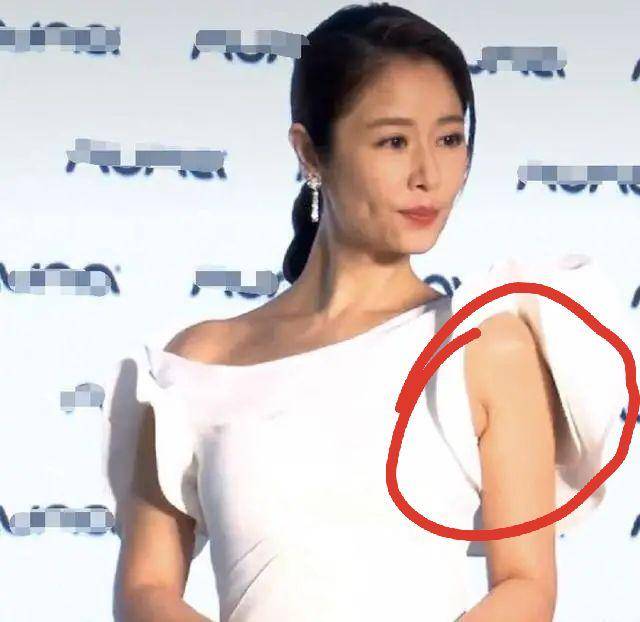 林心如果然胖了20年首次公开站台手臂拜拜肉抢镜还勒出副乳