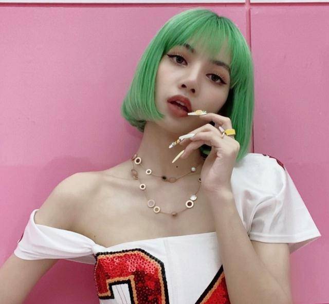 lisa绿发上热搜,拍摄花絮曝光,我却只注意她无滤镜的真实身材