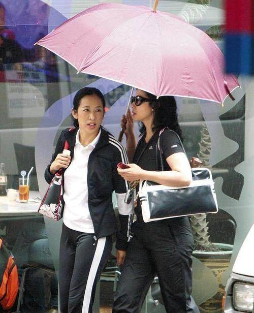 肤色|朱玲玲在街头穿着廉价衣服，肤色蜡黄又粗糙，俨然一个普通老人！