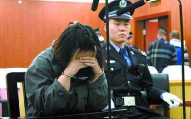 原创25岁女生因无力偿还网贷勒死亲生母亲，原因竟然是：怕她难受