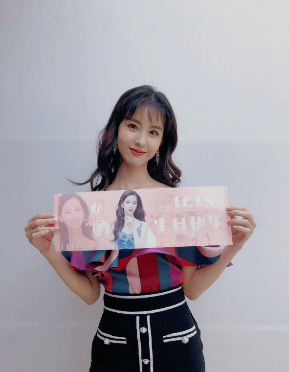 奶茶|陈都灵秀气长发显温柔，长相撞脸“奶茶妹妹”，气质上却差一大截