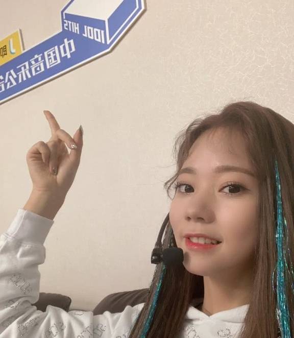 酷美|“火箭少女”紫宁时尚街拍展现酷美女孩范,服装用色出挑引热议