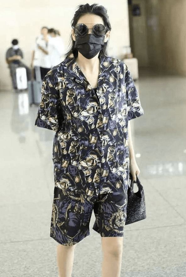 睡衣|张馨予婚后大变样，穿睡衣露面如老干部，这还算“最美军嫂”？