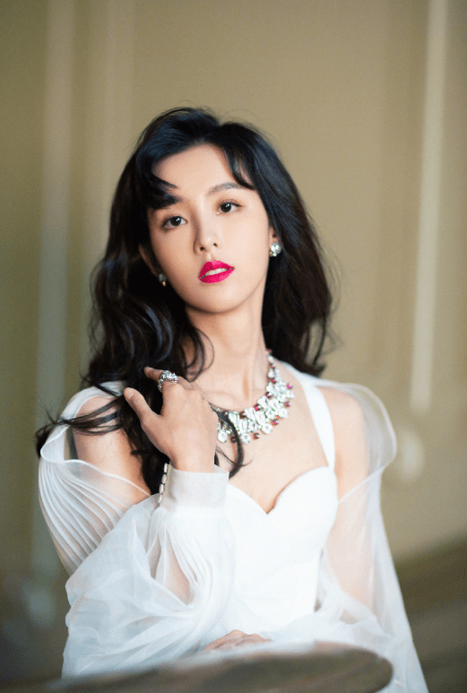 风格|陈都灵不再走甜美风格，一袭白裙秀香肩，有“料”身材让人意外