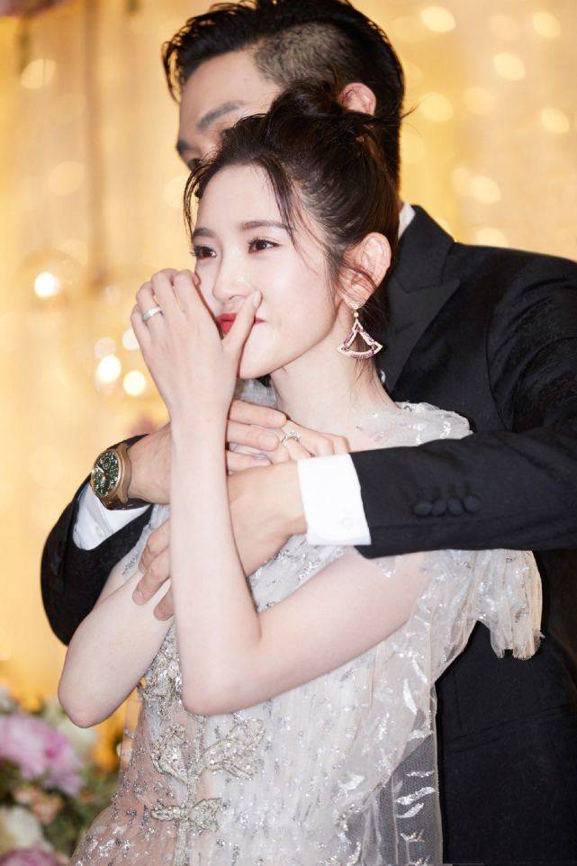 身材|唐艺昕产后首复工，身材恢复苗条，样子却变化太大让人认不出来