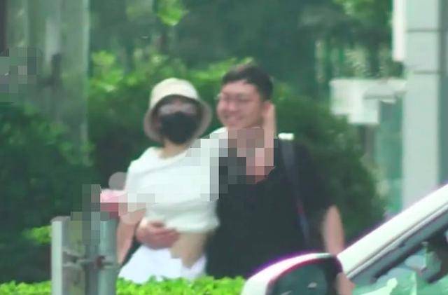“林有有”张月恋情曝光?与男子当街搂抱动作大胆