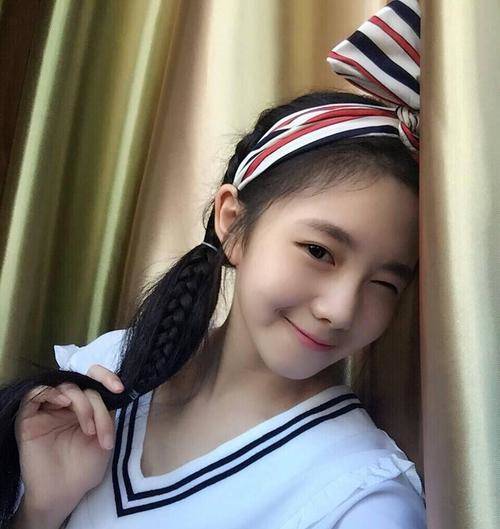 她被誉为最新一代谋女郎,北京舞蹈学院学生,美成初恋