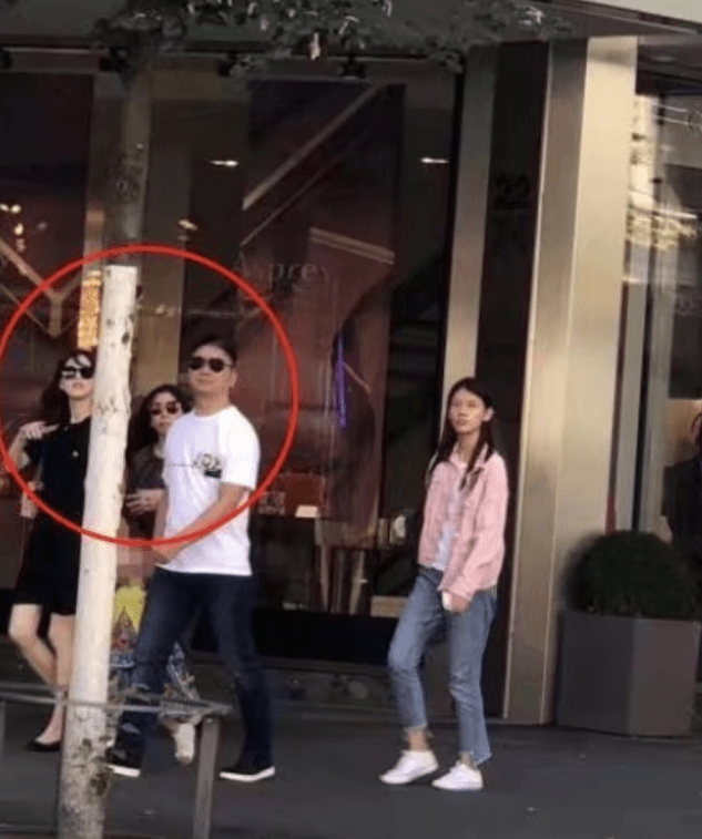 手镯|章泽天为奢侈品拍摄写真，自带8万元手镯，豪宅背景走简约风