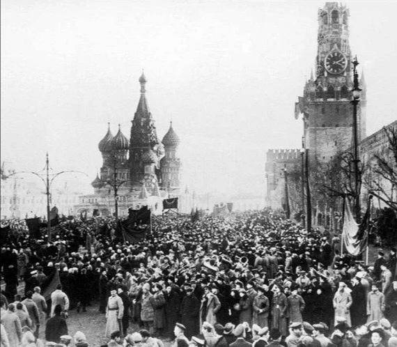 为何俄国会爆发十月革命?