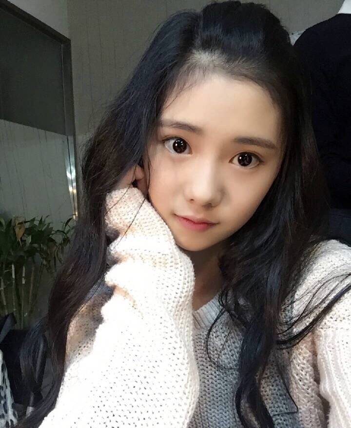 她被誉为最新一代谋女郎,北京舞蹈学院学生,美成初恋