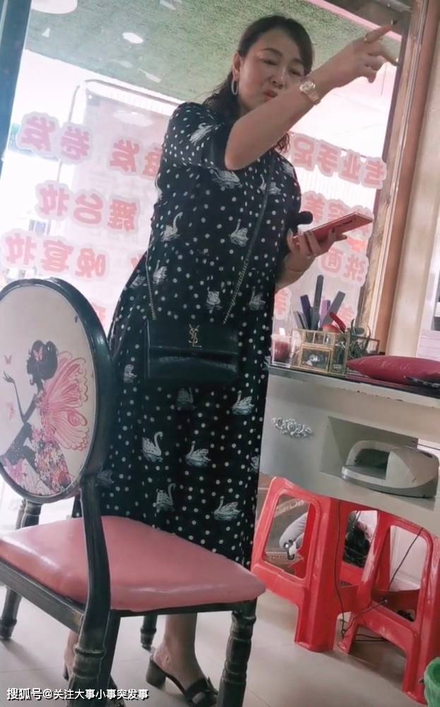 包戴|偶遇李佳琦妈妈做美甲,穿连衣裙雍容华贵,背名包戴名表尽显阔气