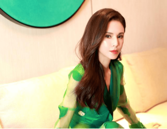 商演|李若彤一场商演捞金35万?54岁的她现身商演,身材保持线条完美