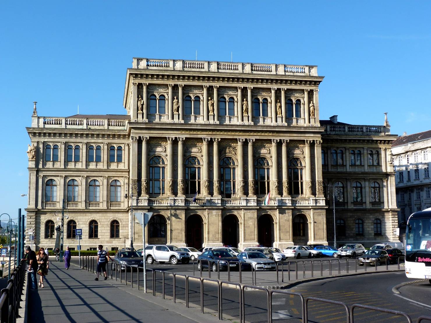 匈牙利科学院所采用的是意大利新文艺复兴式建筑风格,它始建于1825年