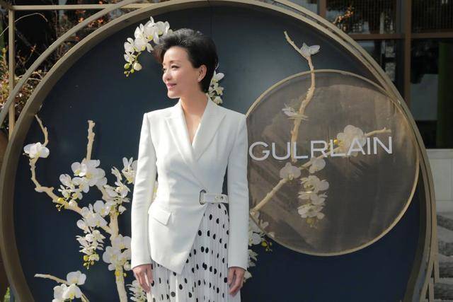 杨澜|52岁杨澜＂出山＂回主持台！穿性感礼服惊艳开场，比＂浪姐＂美