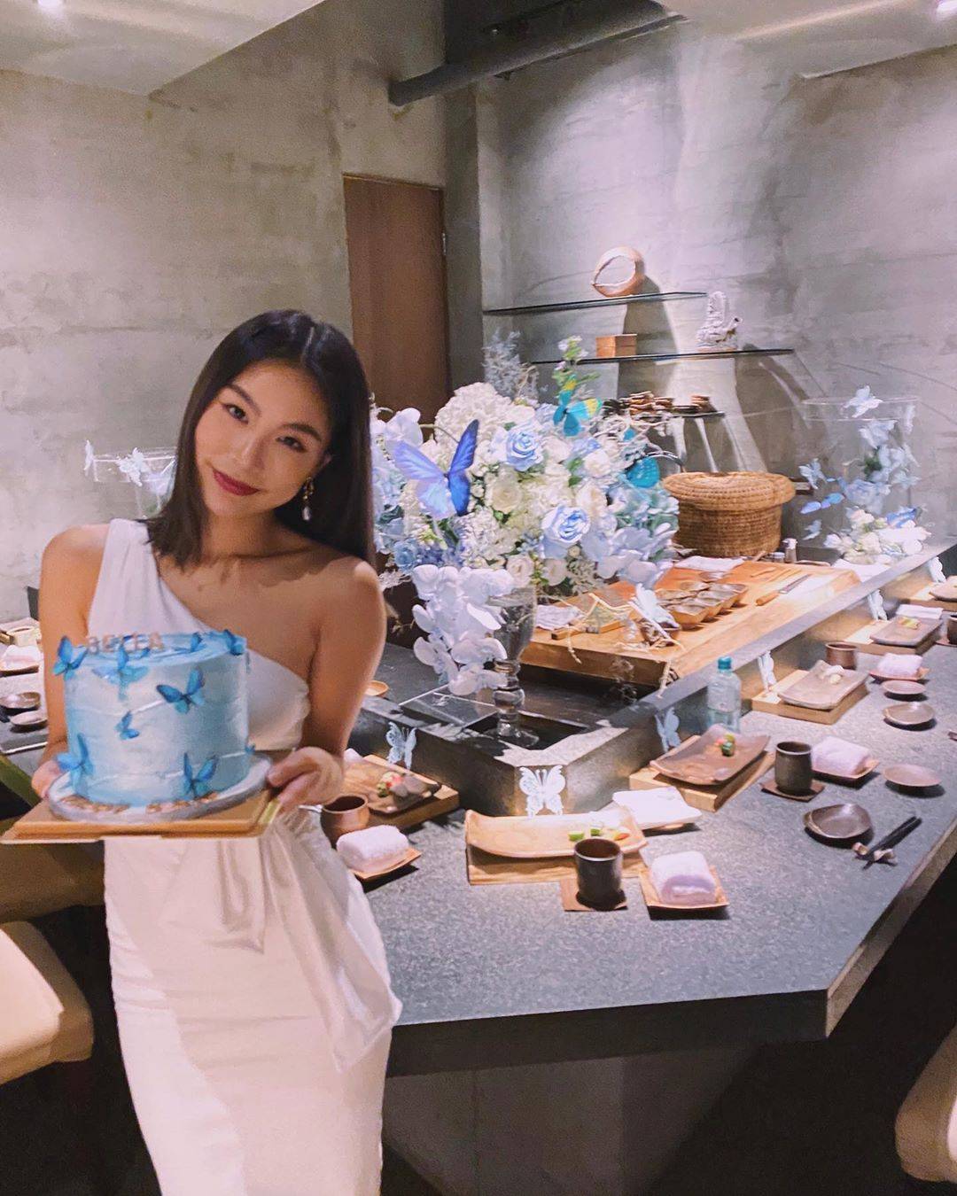 Bella晒与高以翔海边亲吻照,在两人第一次约会地庆生