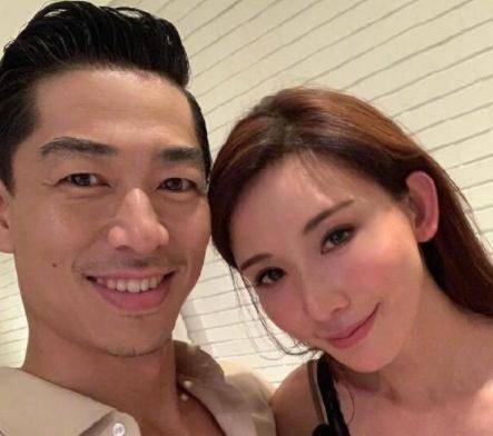 黑泽把腿搭林志玲身上,林志玲的本能反应太真实