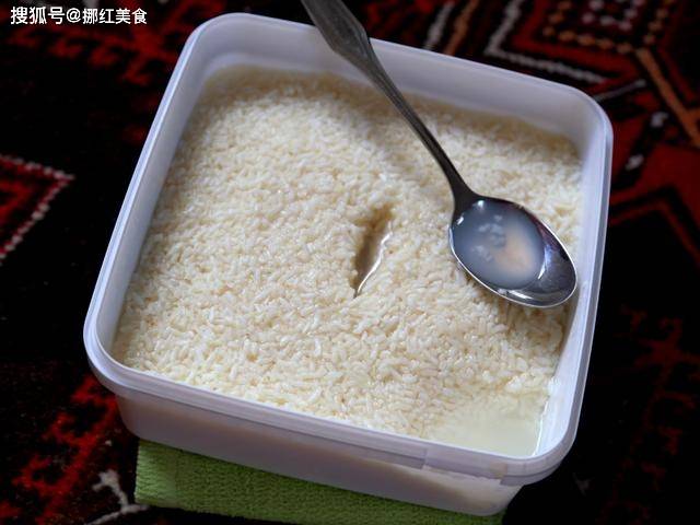 材料:糯米750克,水550ml,酒曲8克具体制作:1.