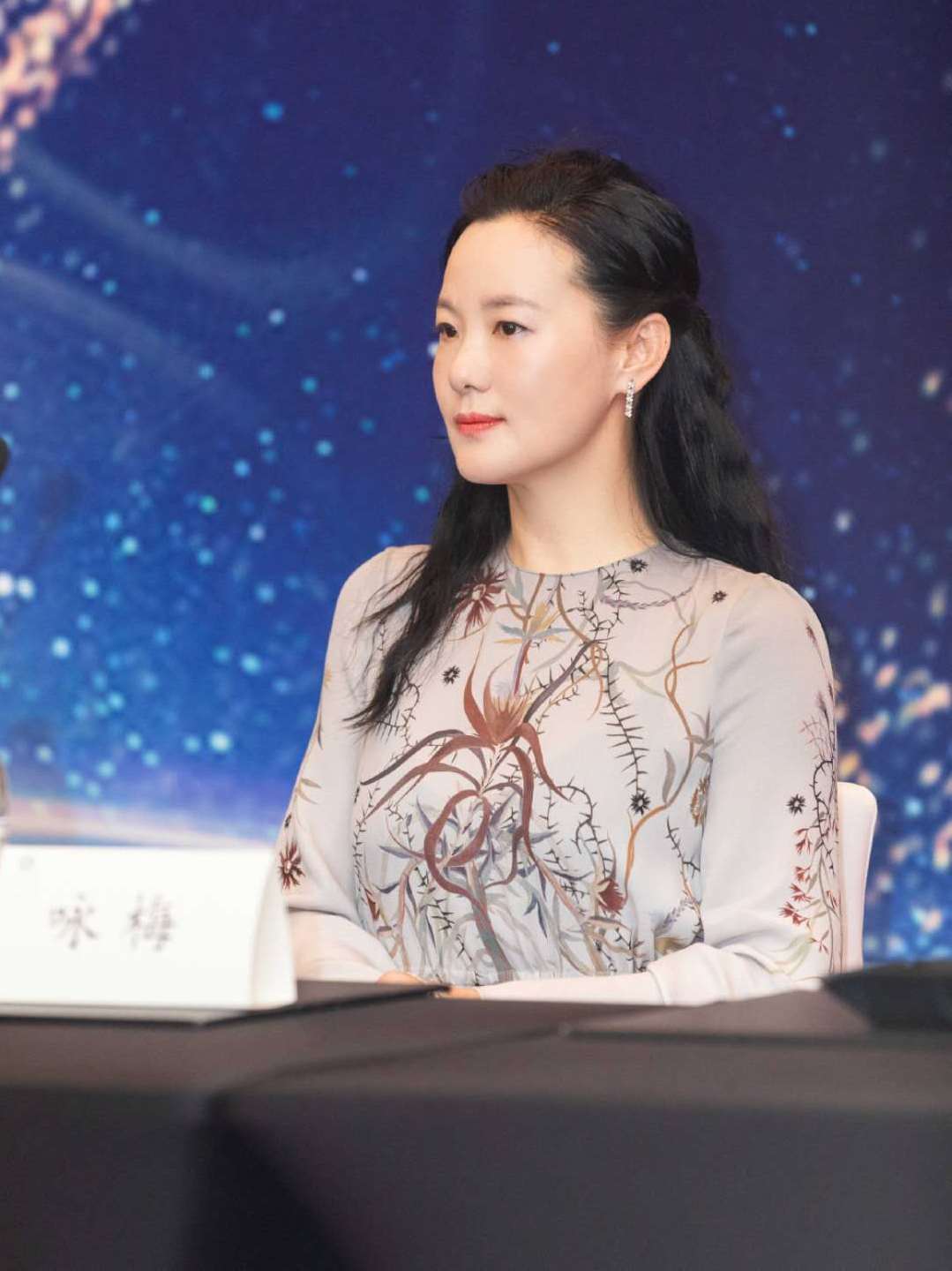 身材|又被咏梅惊艳了，微胖身材依然把碎花裙穿出高级美，这气质真绝