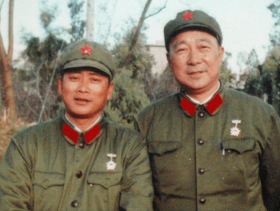 镜头里的将军：廖锡龙师长站在烈士墓前，泪流满面，泣不成声搜狐大视野搜狐新闻