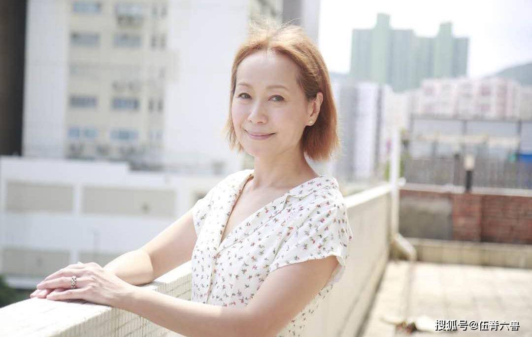 57岁叶童近况曝光，“素颜”显老态，被指不如旁