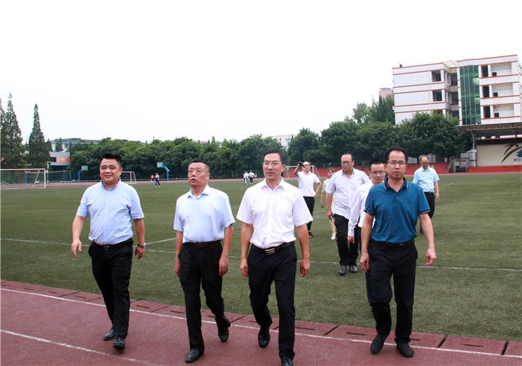 教师|洪雅县人民政府县长周代军看望慰问洪雅中学教师