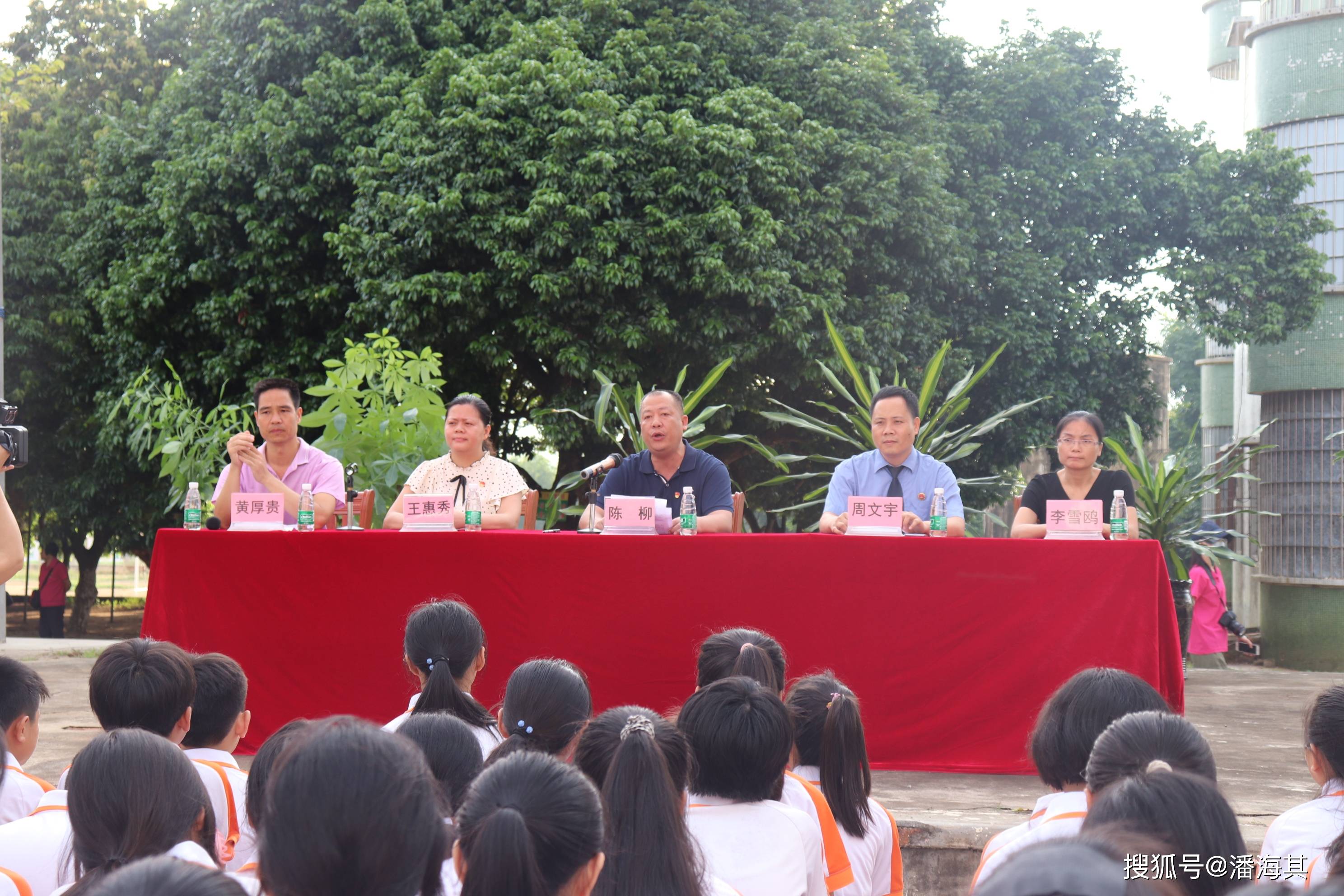 遂溪县建新镇政府联合多部门在建新中学举行秋季开学第一课宣传教育