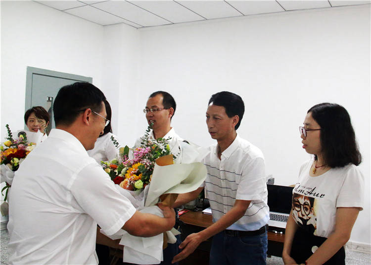 教师|洪雅县人民政府县长周代军看望慰问洪雅中学教师