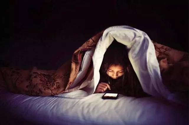 睡觉时手机放枕边充电,对健康有哪些危害?给你统统列出