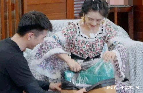 大红色|《妻子4》的滤镜有多重?张歆艺一身大红色衣服,硬是整成樱桃红