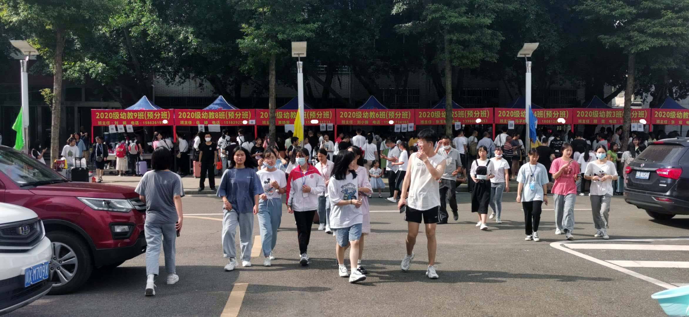 消息资讯|近1000名新生报道了，两名彝族姑娘第一次走出大山