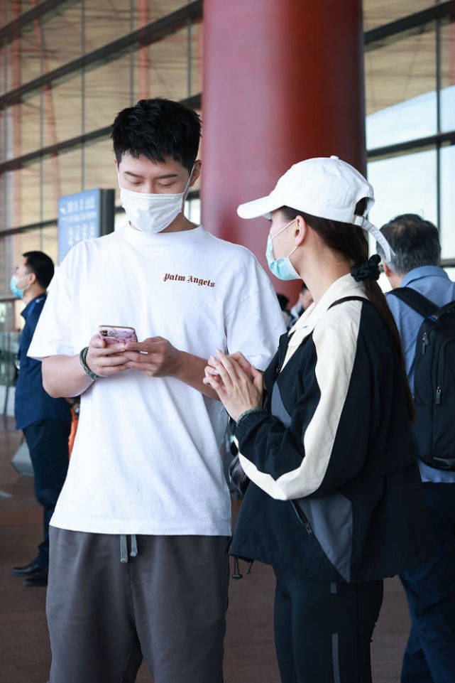 何超莲窦骁合体现身机场，赌王千金再现“望夫