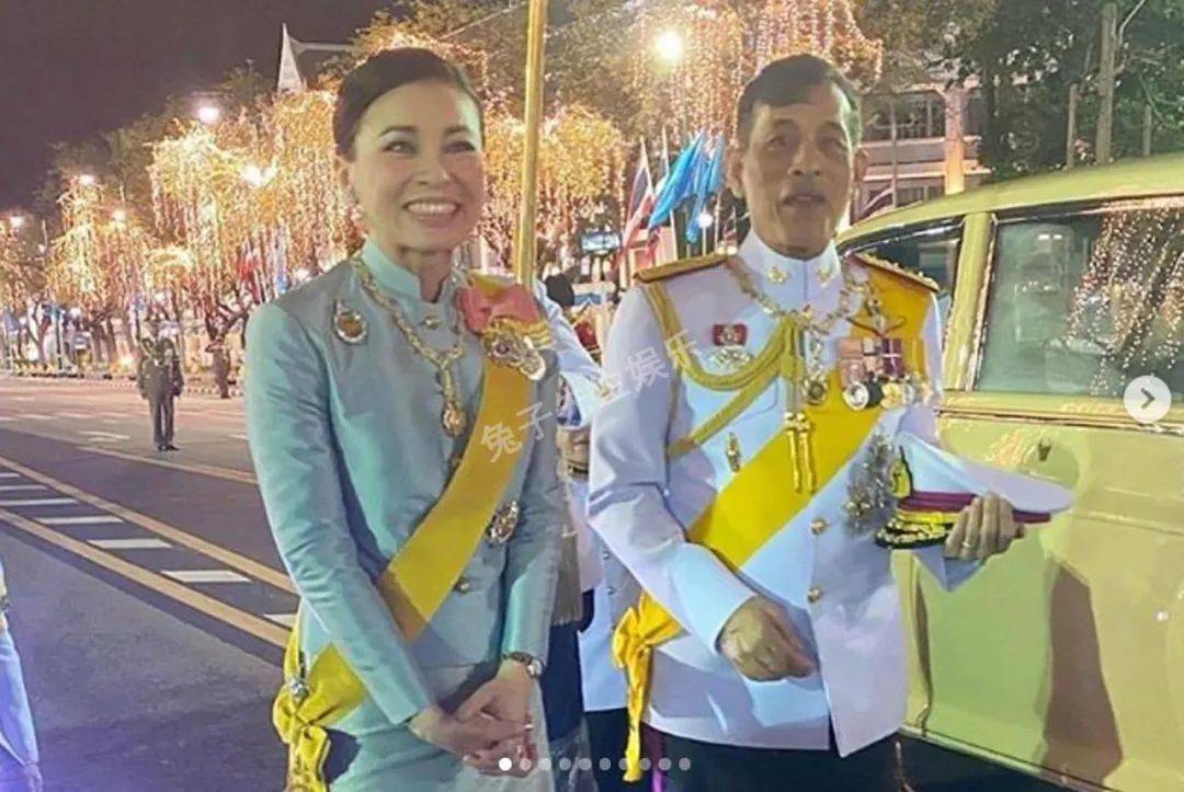 妮娜|68岁泰王作画暗藏玄机，蓝衣女伴姓氏为“S”，竟不是苏提达王后