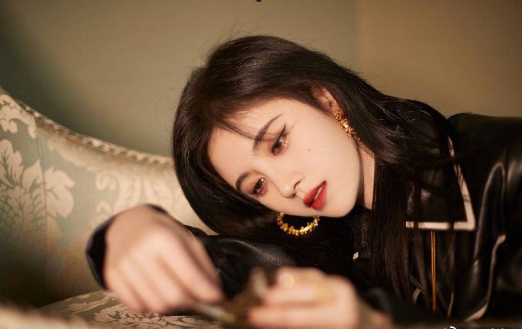 皮质|终于不走甜美风了，鞠婧祎穿黑色皮质衬衫现身，美得高级又惊艳