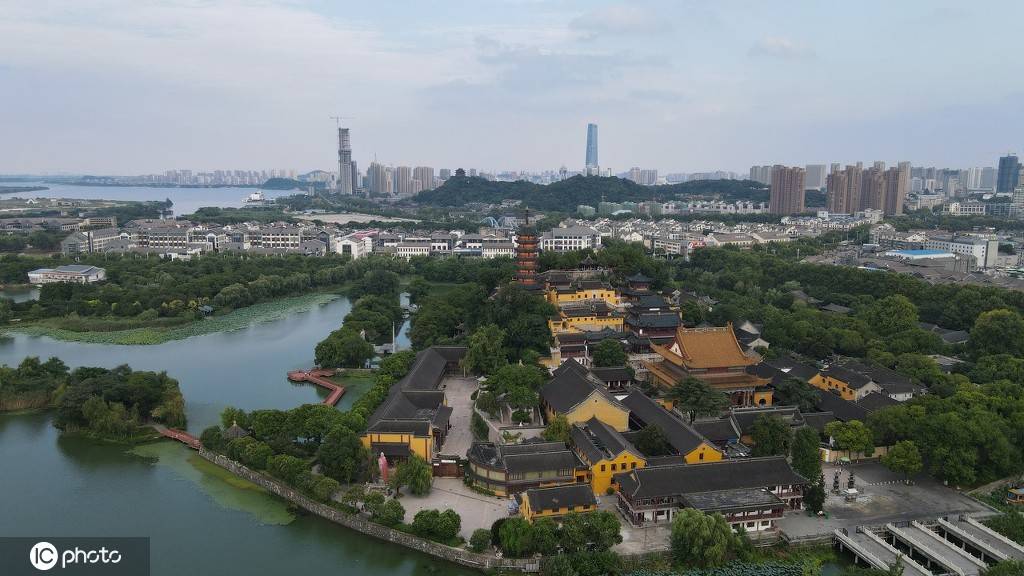 1/ 12 江苏镇江,金山寺雄踞于镇江市区西北,属国家5a级风景区.