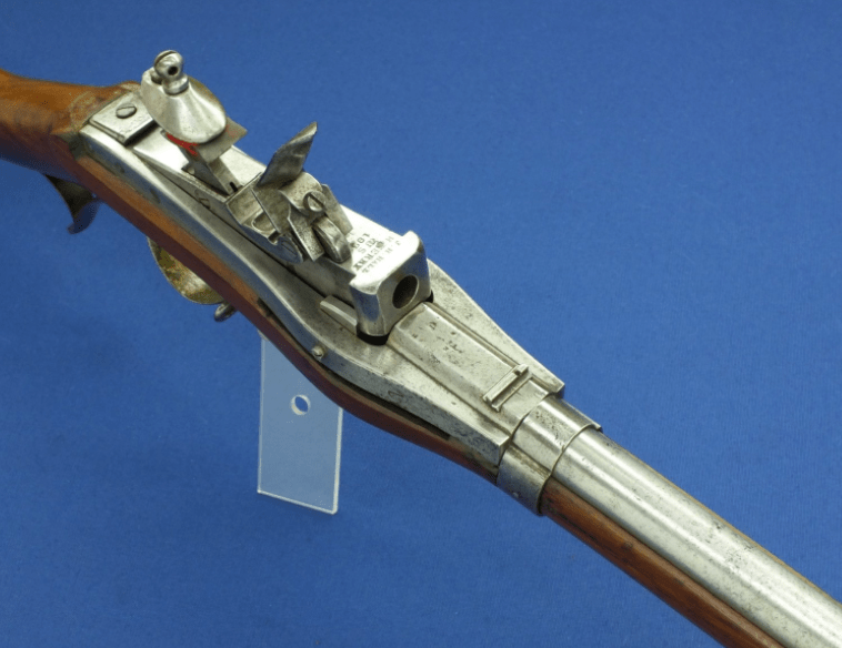 它不是第一把后膛枪,但是第一把工业化量产的后膛枪,霍尔1819