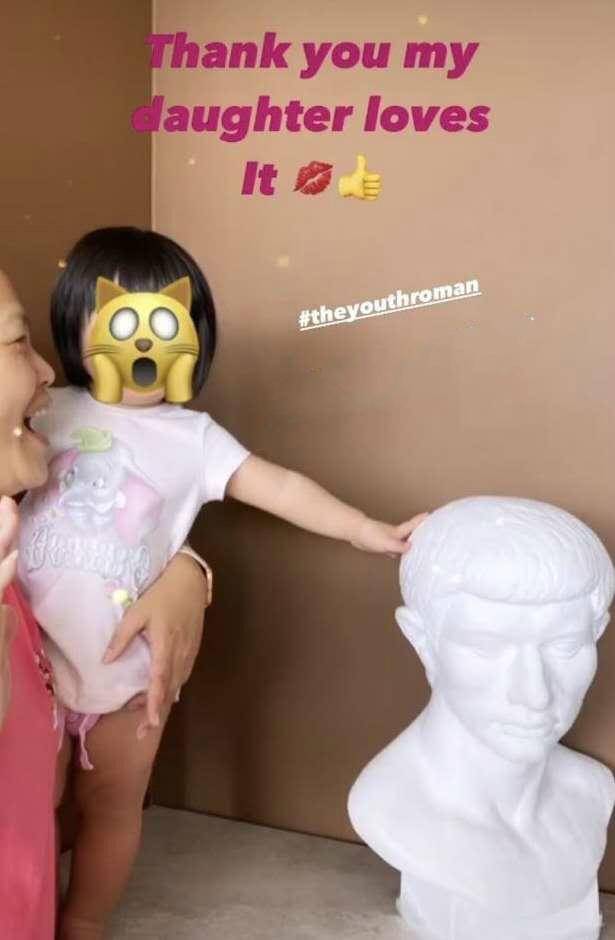 大妈|赌王千金晒女儿正脸照，穿灰T像大妈，还被嘲长得不如60岁的妈