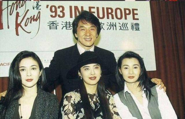 迪奥|关之琳也开始直播带货了！穿迪奥花衬衣烫卷发，化浓妆难掩法令纹
