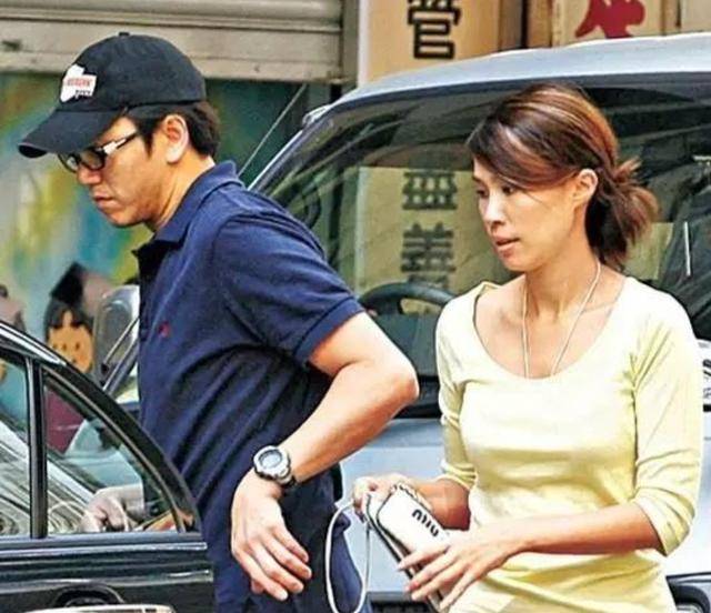 “小鲜肉鼻祖”温兆伦录视频耍帅，55岁依然有型