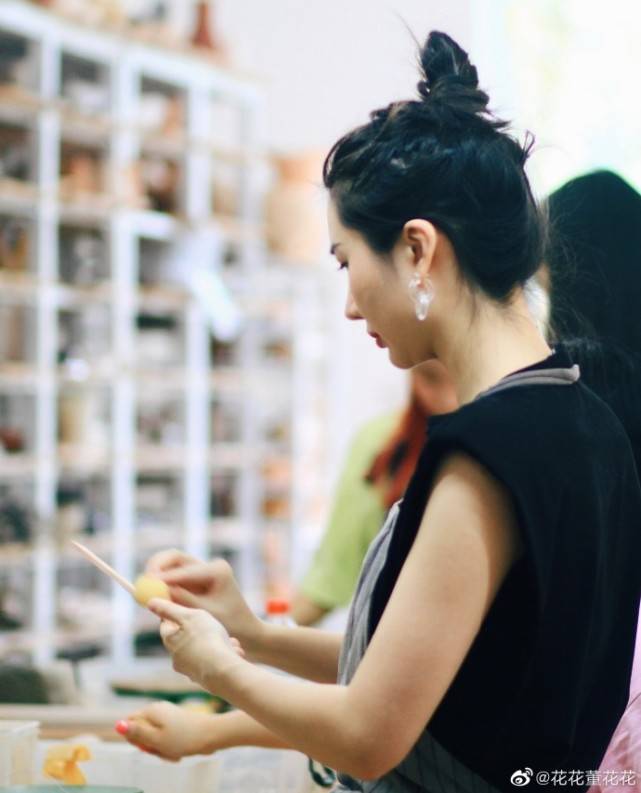 小动作|张大奕四个小动作，秒变大长腿，董花花做陶艺，一副岁月静好模样