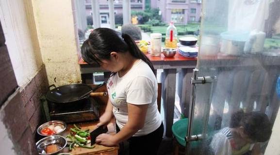 四个孩子的妈妈去超市买东西 1dd7718c0d1147849f308cc1f1f891ee.jpeg